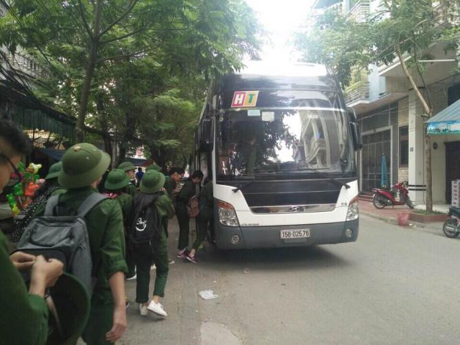 Xe du lich Hoa Trung đông hanh cung cac e hoc sinh