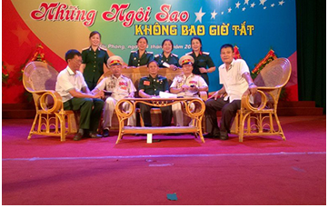 Hoa Trung giao lưu cùng chương trình nghệ thuật 